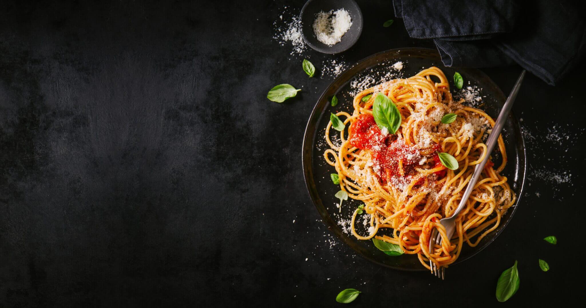 classic italian spaghetti pasta with tomato sauce